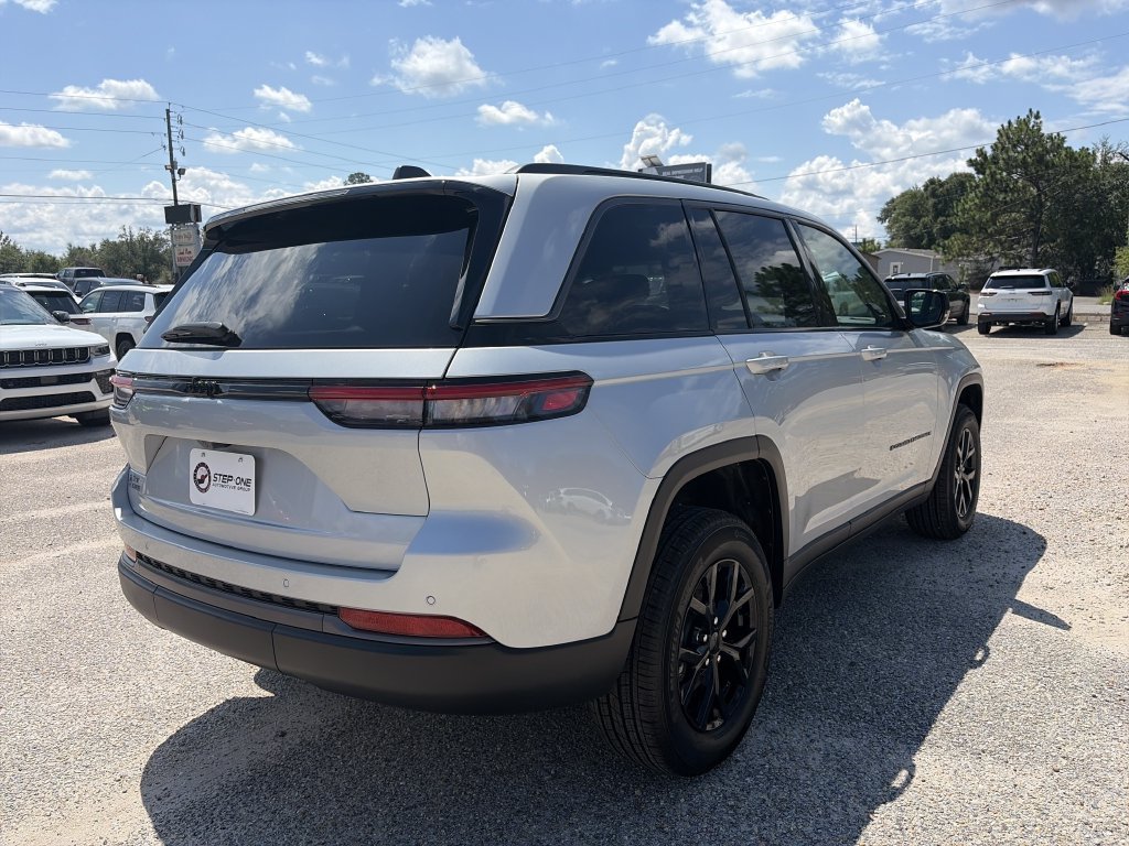 New 2026 Jeep Grand Cherokee Altitude RWD image 6