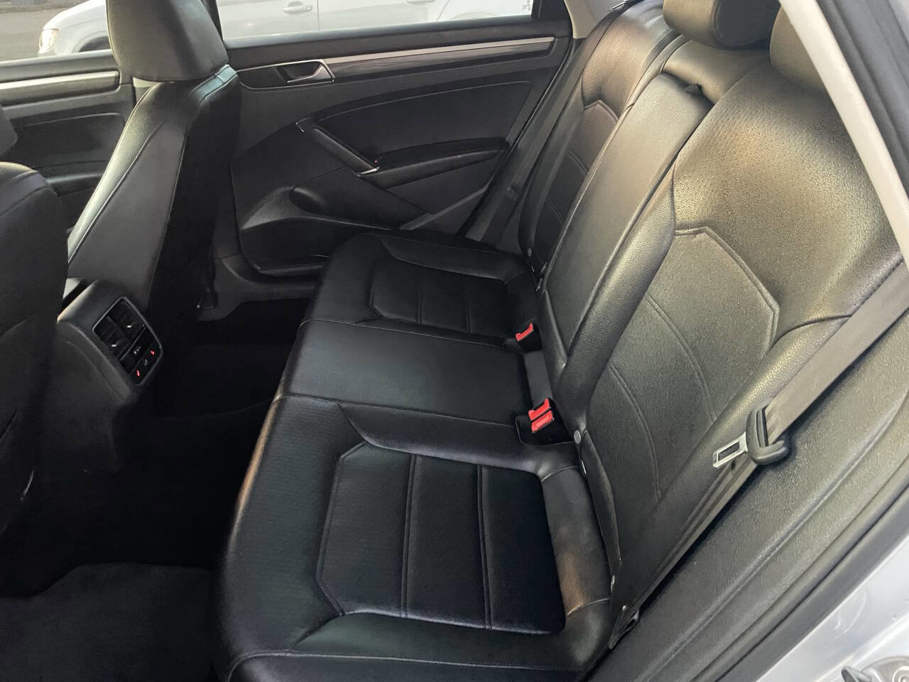 Used 2018 Volkswagen Passat 2.0T SE image 25