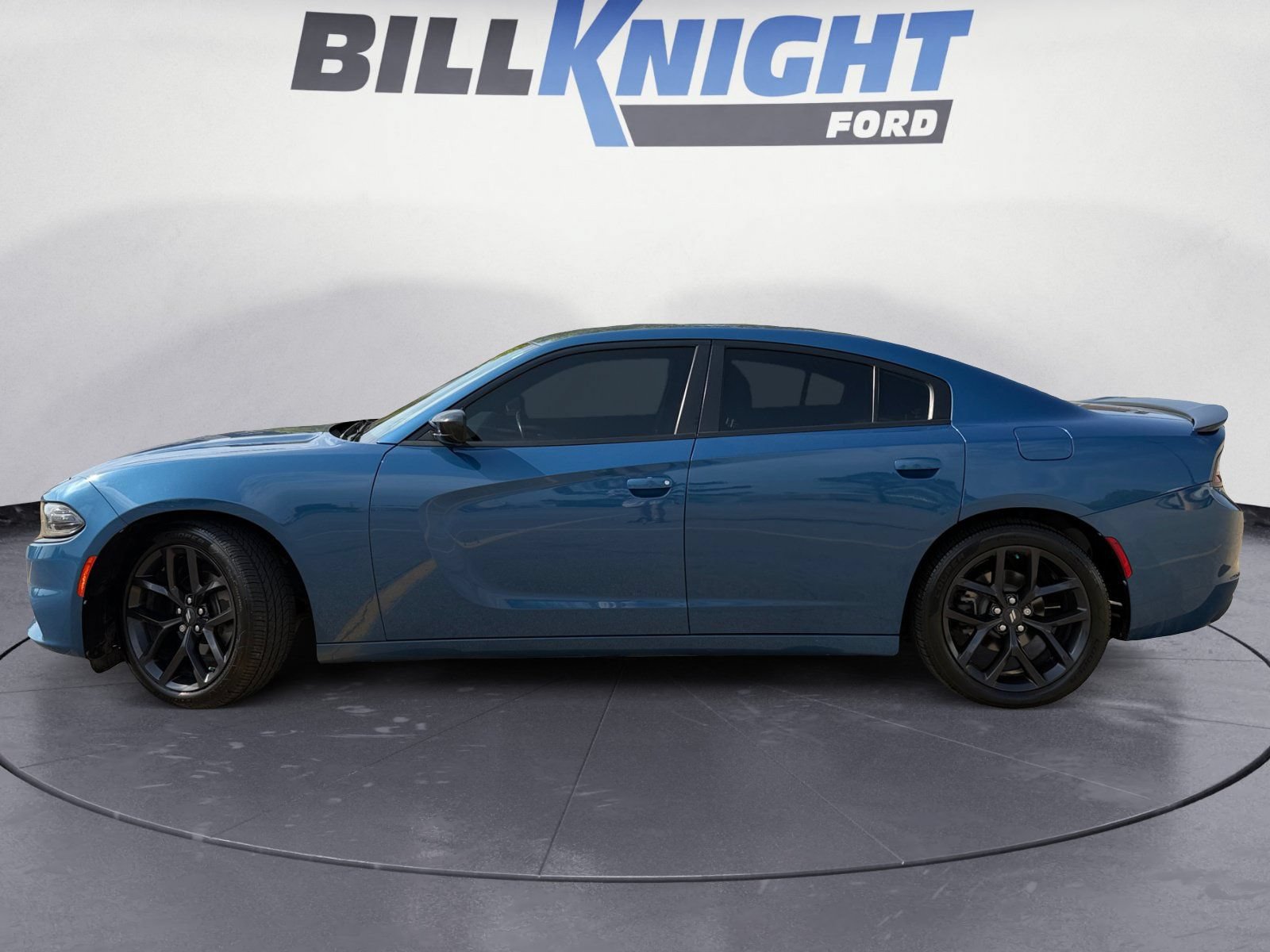 Used 2020 Dodge Charger SXT w/ Blacktop Package RWD image 2