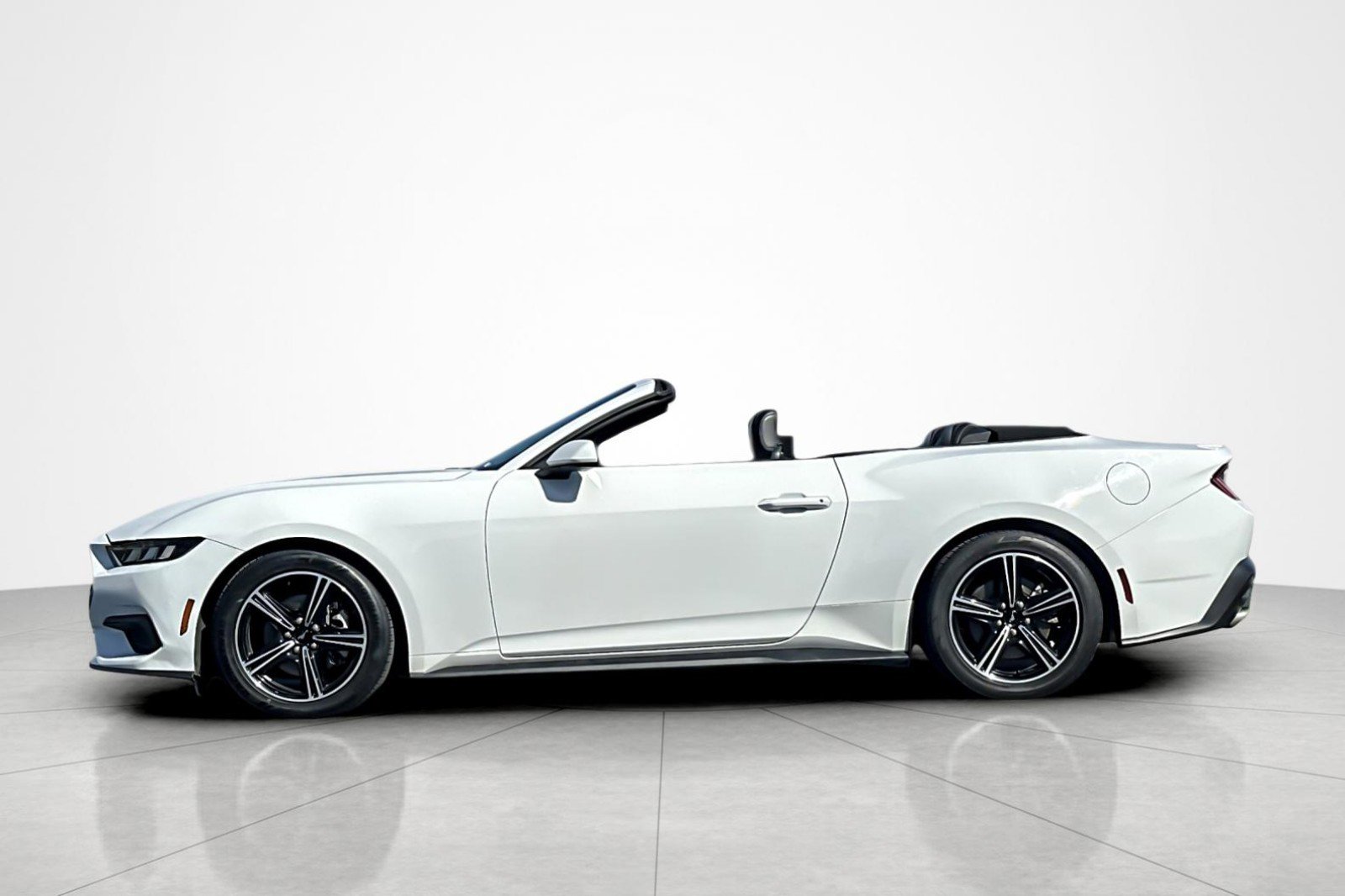 Used 2025 Ford Mustang Premium image 2