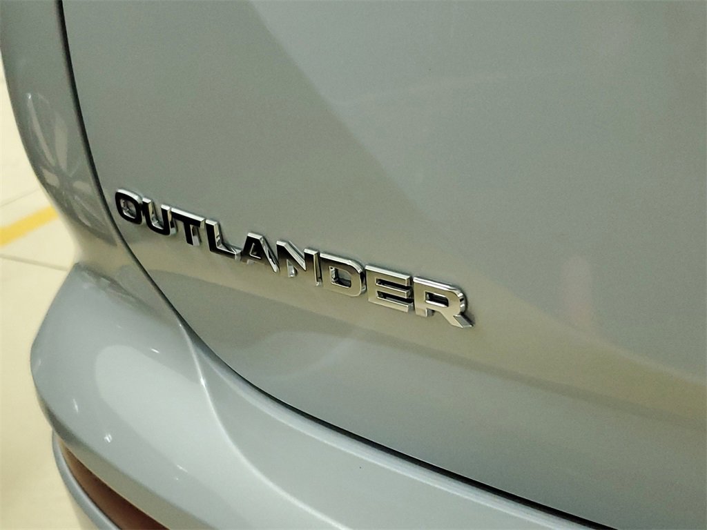 New 2025 Mitsubishi Outlander SE image 8