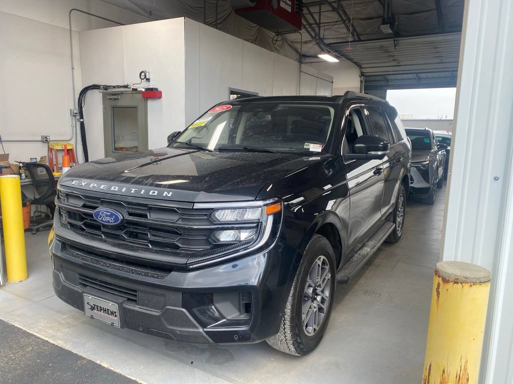 Used 2025 Ford Expedition Active AWD/4WD image 2