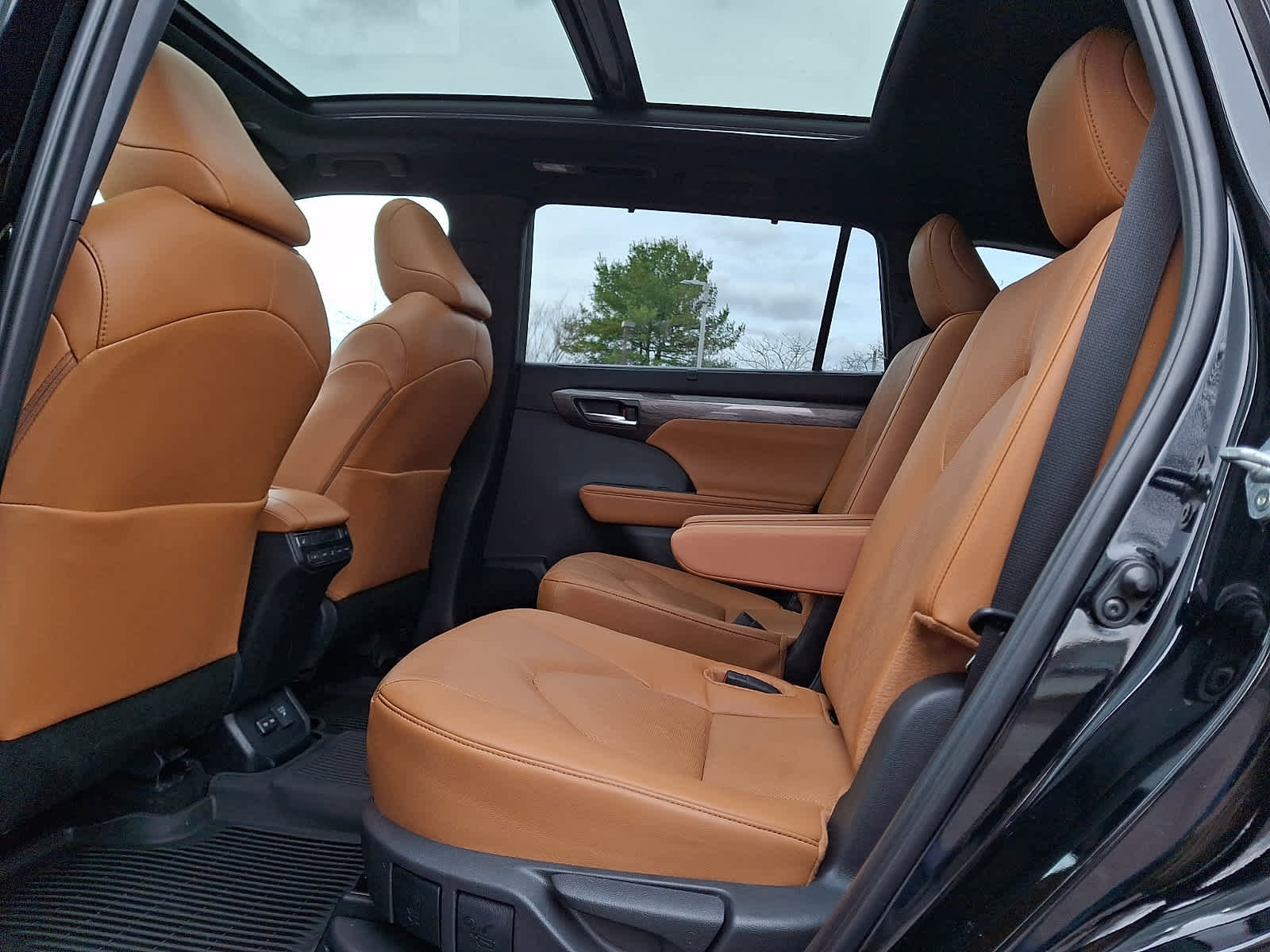 Used 2024 Toyota Highlander Platinum image 12