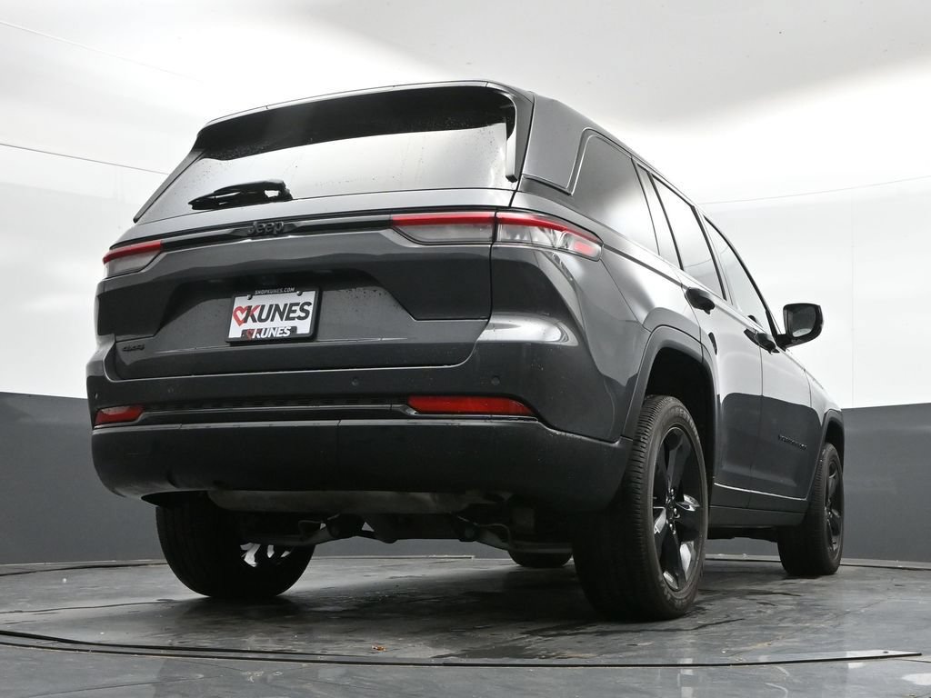 Used 2025 Jeep Grand Cherokee Altitude AWD/4WD image 40