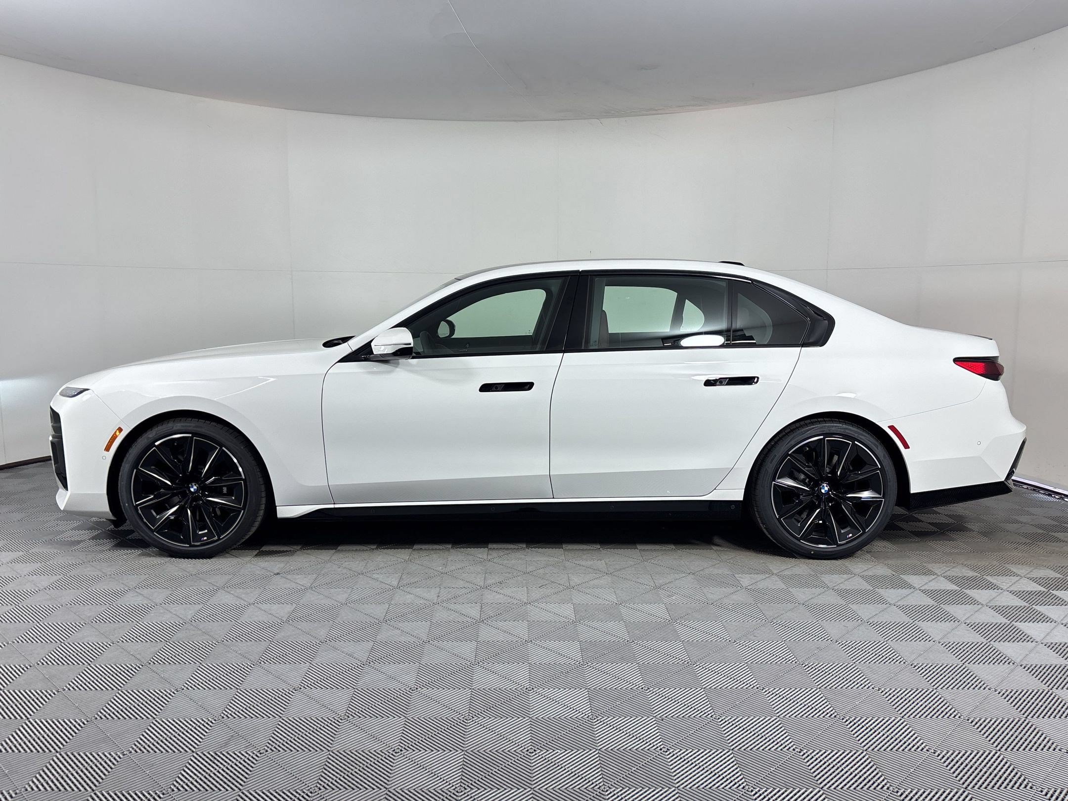 Used 2026 BMW 740i xDrive w/ Executive Package AWD/4WD image 2