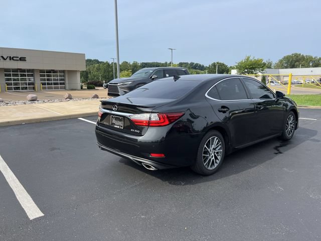 Used 2017 Lexus ES 350 w/ Luxury Package FWD image 3