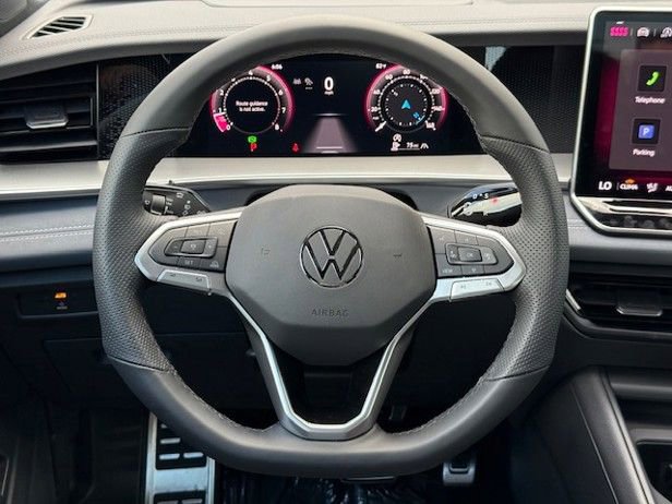 New 2025 Volkswagen Tiguan SE image 24