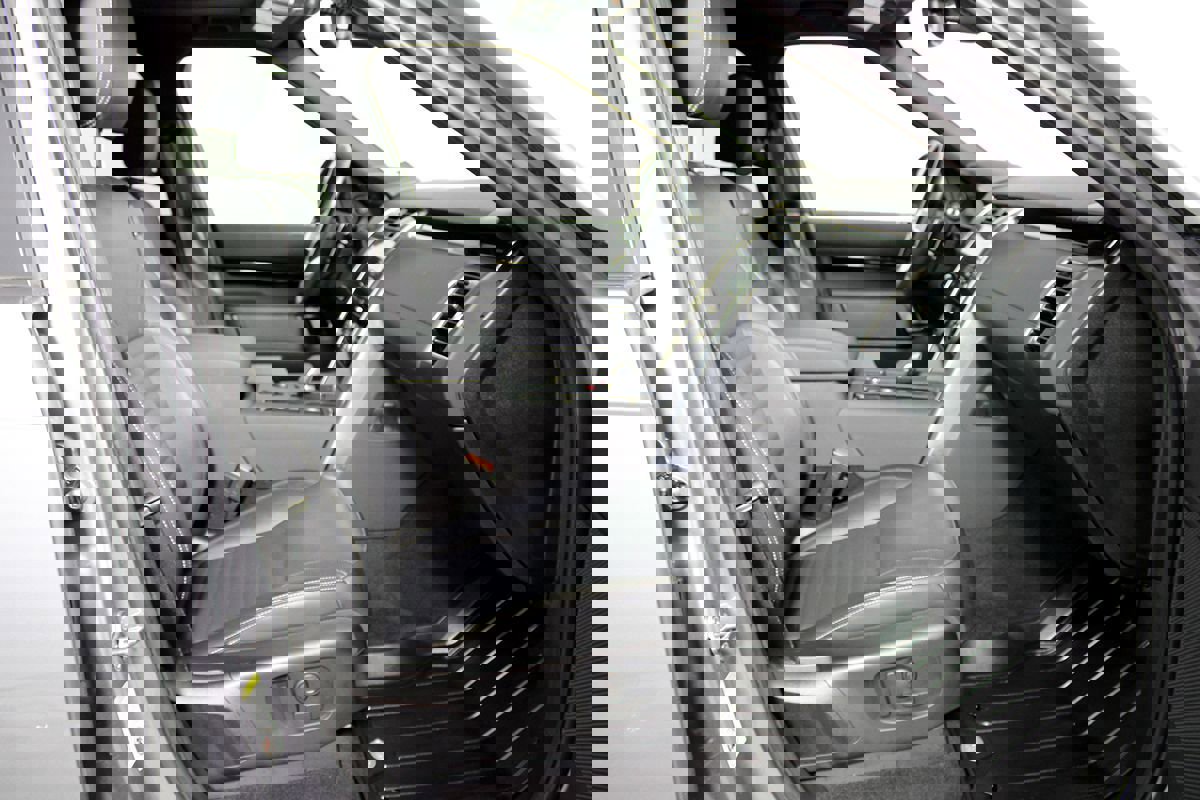 Used 2022 Land Rover Discovery S image 13