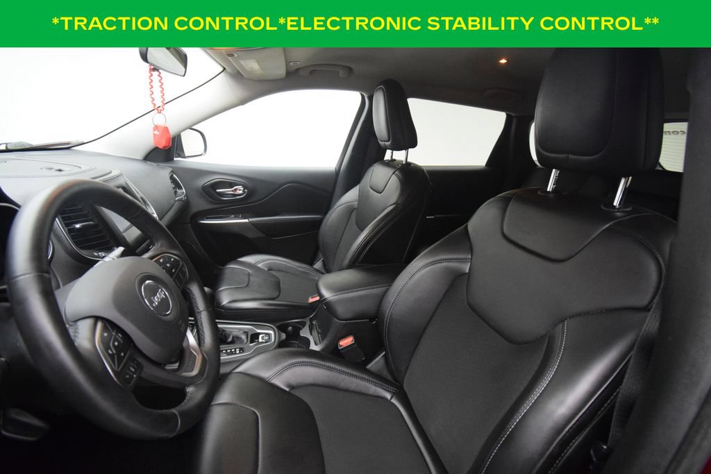 Used 2019 Jeep Cherokee Latitude Plus w/ Cold Weather Group AWD/4WD image 12