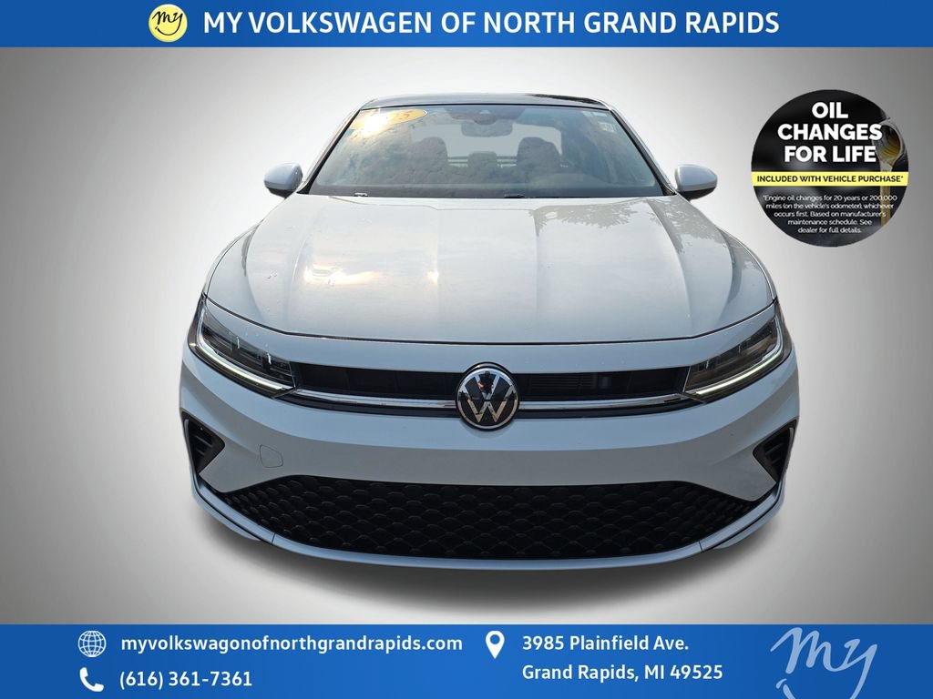 Used 2025 Volkswagen Jetta SE w/ Sunroof Package FWD image 3