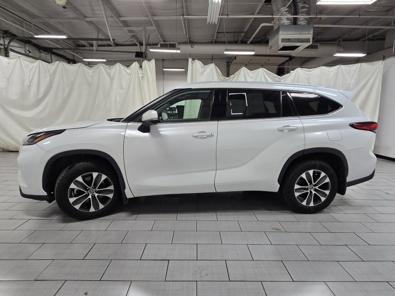 Used 2022 Toyota Highlander XLE image 14