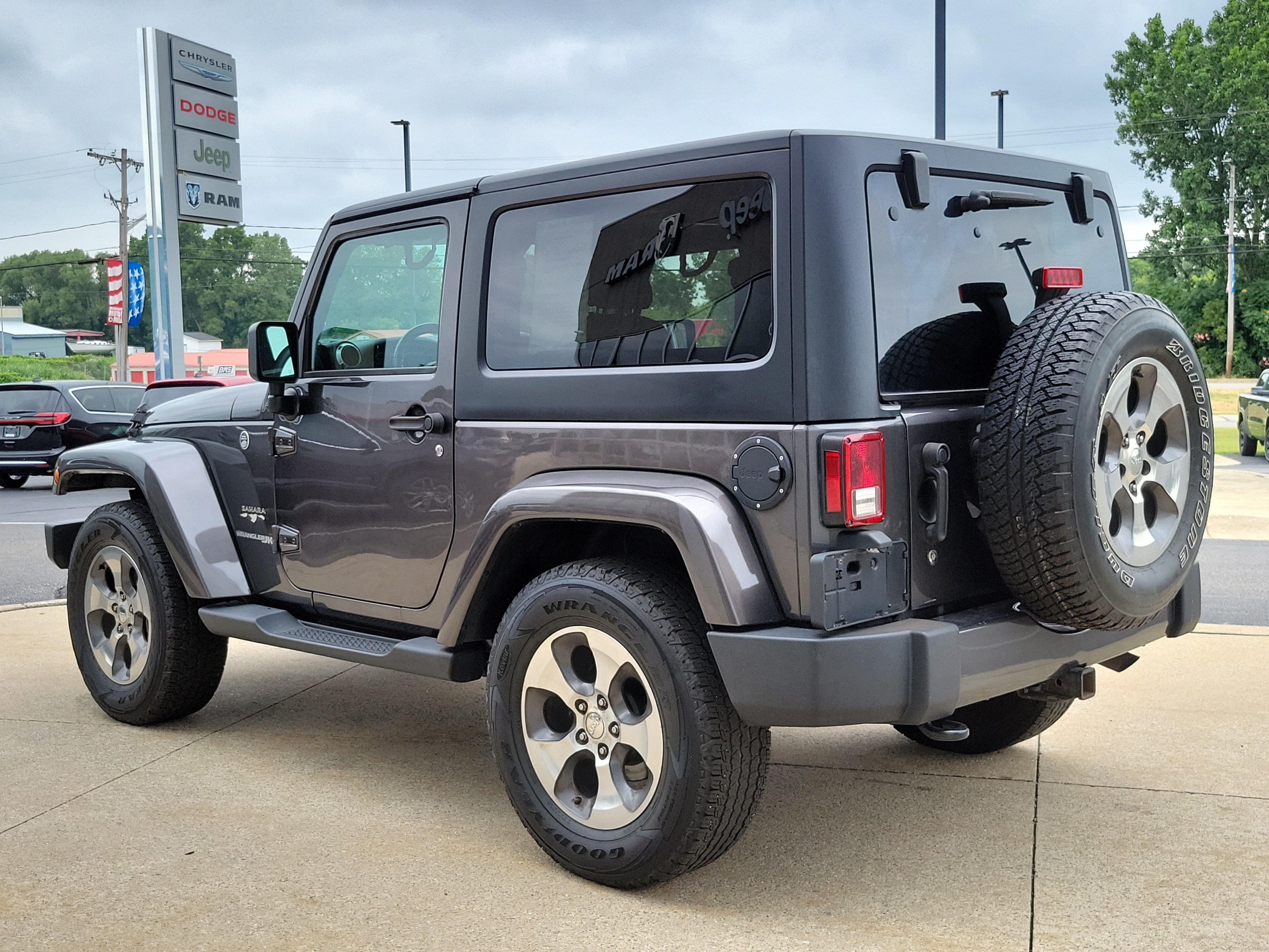 Used 2018 Jeep Wrangler Sahara w/ Connectivity Group AWD/4WD image 3