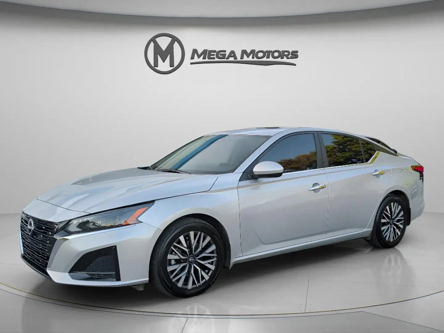 Used 2024 Nissan Altima 2.5 SV w/ SV Premium Package FWD image 2