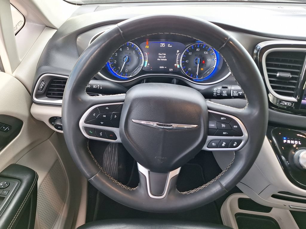 Used 2022 Chrysler Pacifica Touring-L FWD image 15