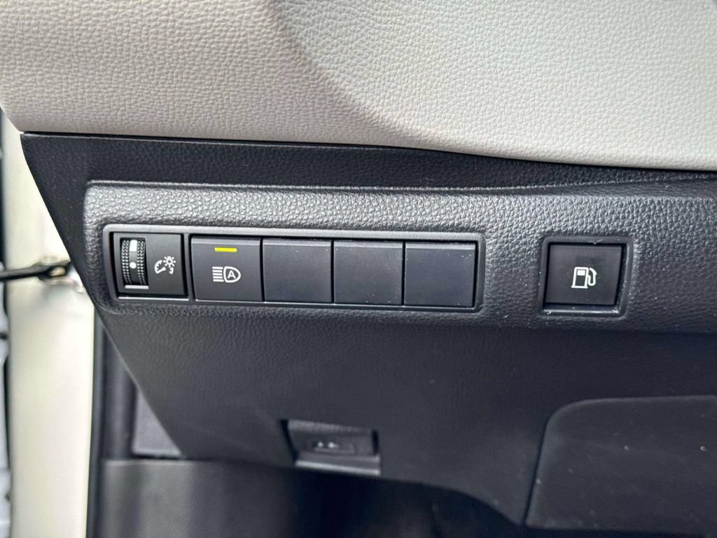 Used 2021 Toyota Corolla LE FWD image 21