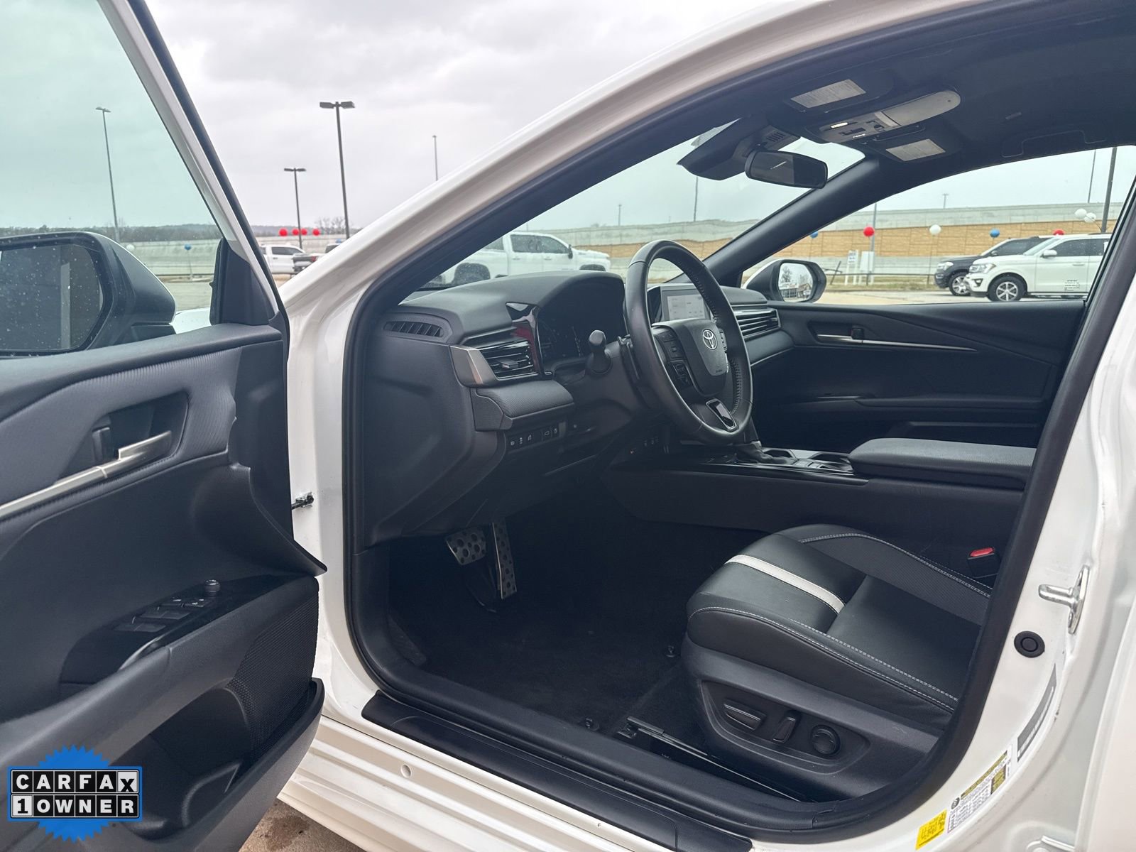 Used 2025 Toyota Camry SE image 12