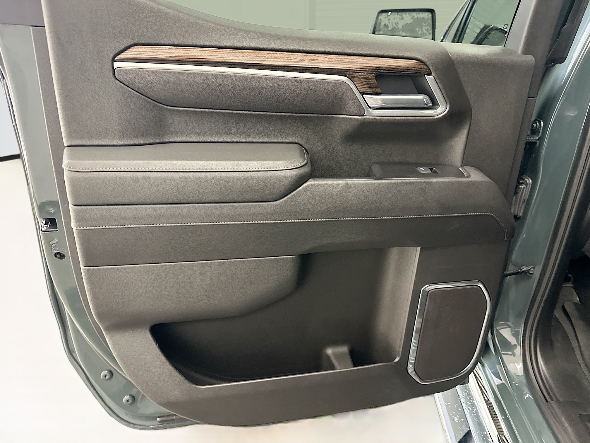 Used 2025 Chevrolet Silverado 1500 LT AWD/4WD image 27