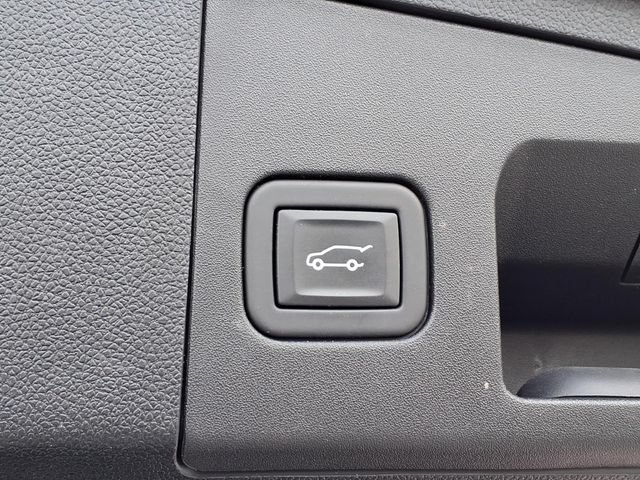 Certified 2023 Cadillac XT4 Luxury w/ Cold Weather Package FWD image 12