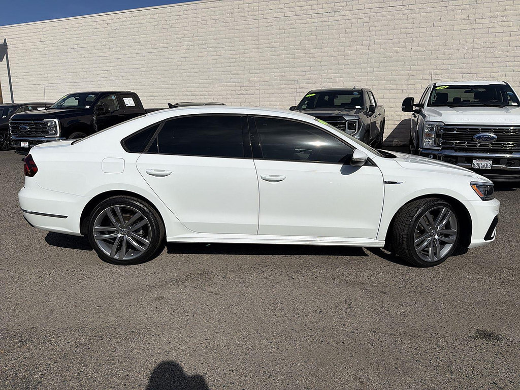 Used 2018 Volkswagen Passat 2.0T R-Line w/ R-Line Lighting Package FWD image 4