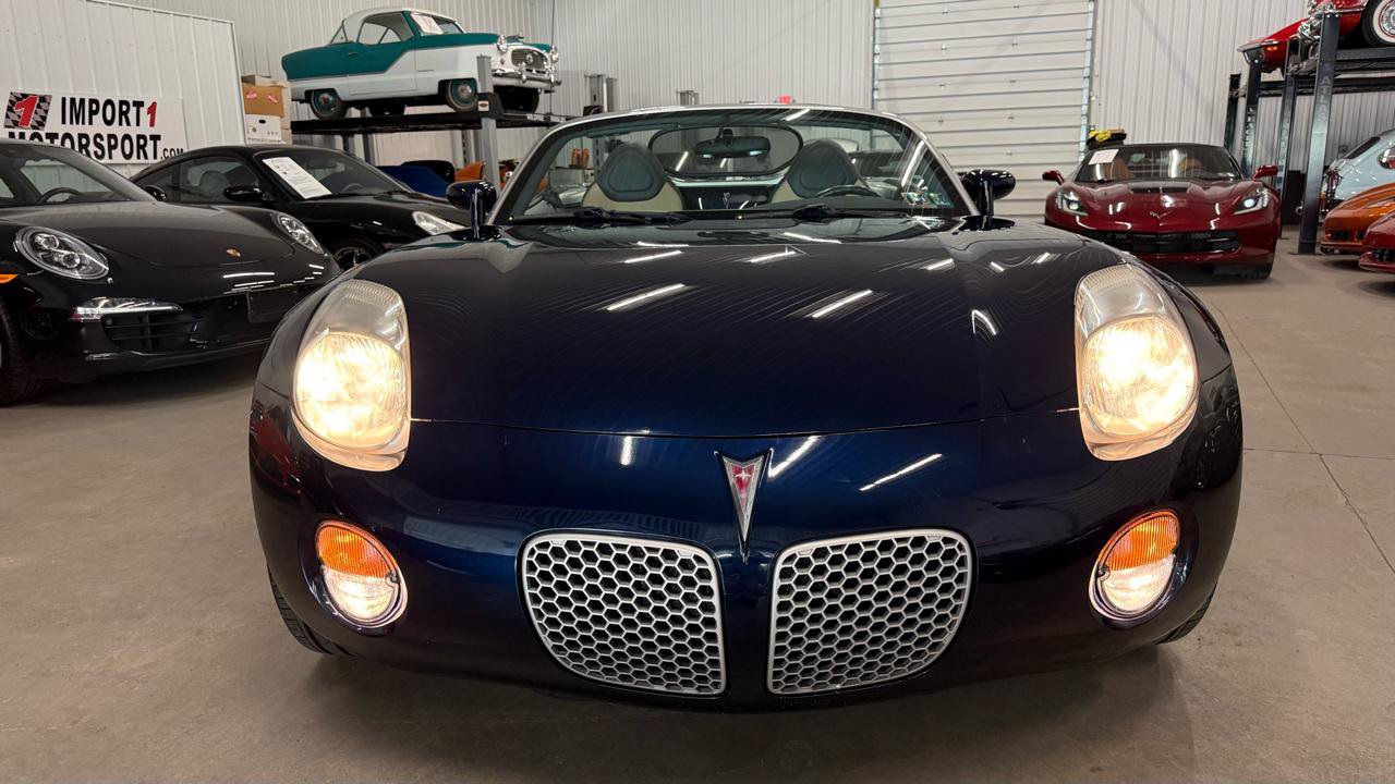 Used 2006 Pontiac Solstice Convertible w/ Premium Package RWD image 3