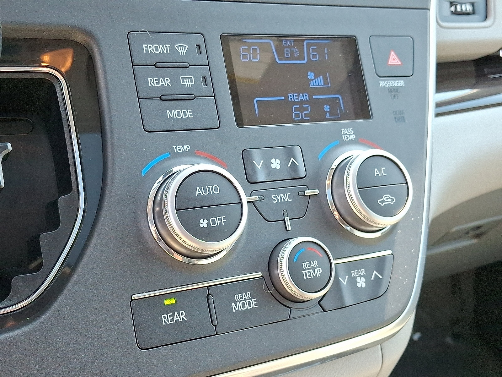 Used 2018 Toyota Sienna XLE w/ XLE Navigation Package FWD image 17