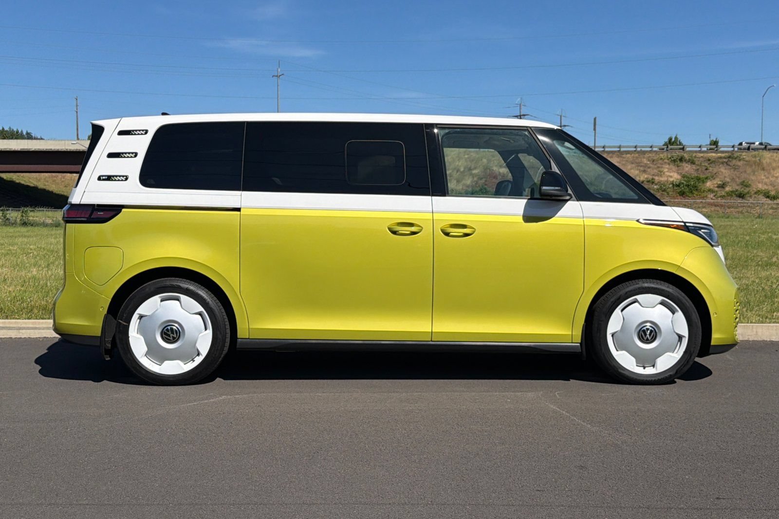 New 2025 Volkswagen ID. Buzz 1st Edition AWD/4WD image 2