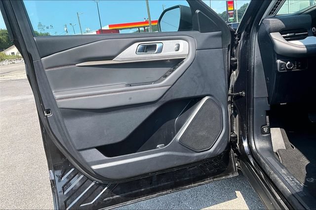 Used 2025 Ford Explorer Active AWD/4WD image 17
