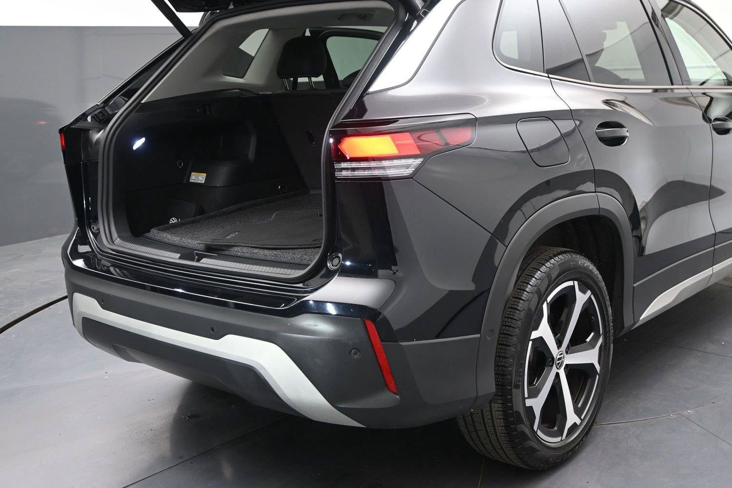 Used 2025 Volkswagen Tiguan SE AWD/4WD image 15