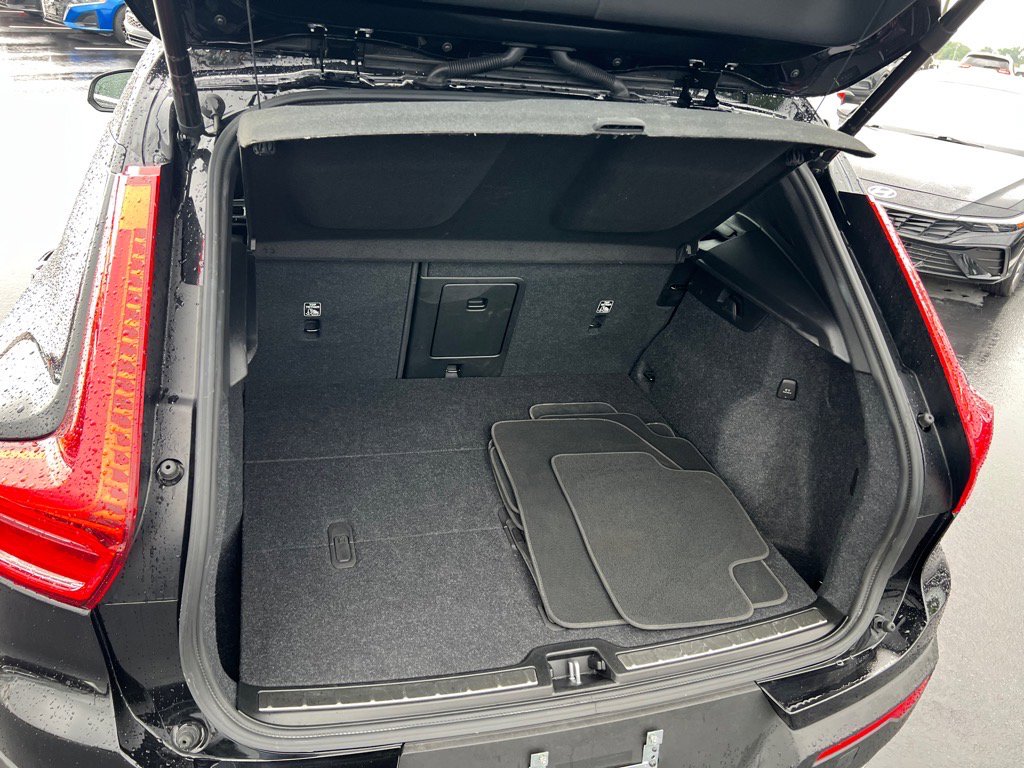 Used 2025 Volvo XC40 B5 Plus image 29