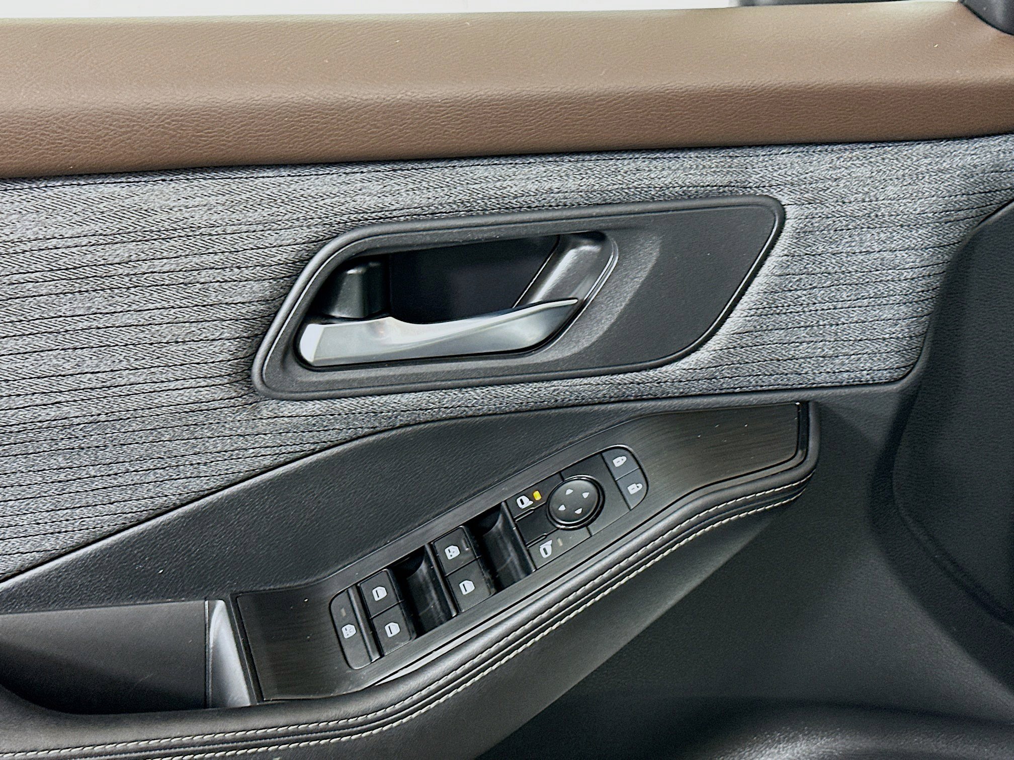 Used 2023 Nissan Rogue SV image 15