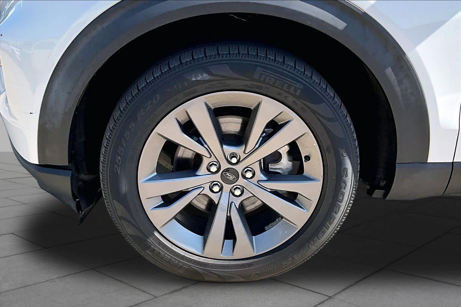 Used 2021 Ford Explorer XLT w/ Equipment Group 202A AWD/4WD image 11
