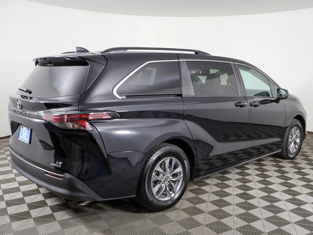 Used 2024 Toyota Sienna LE AWD/4WD image 9