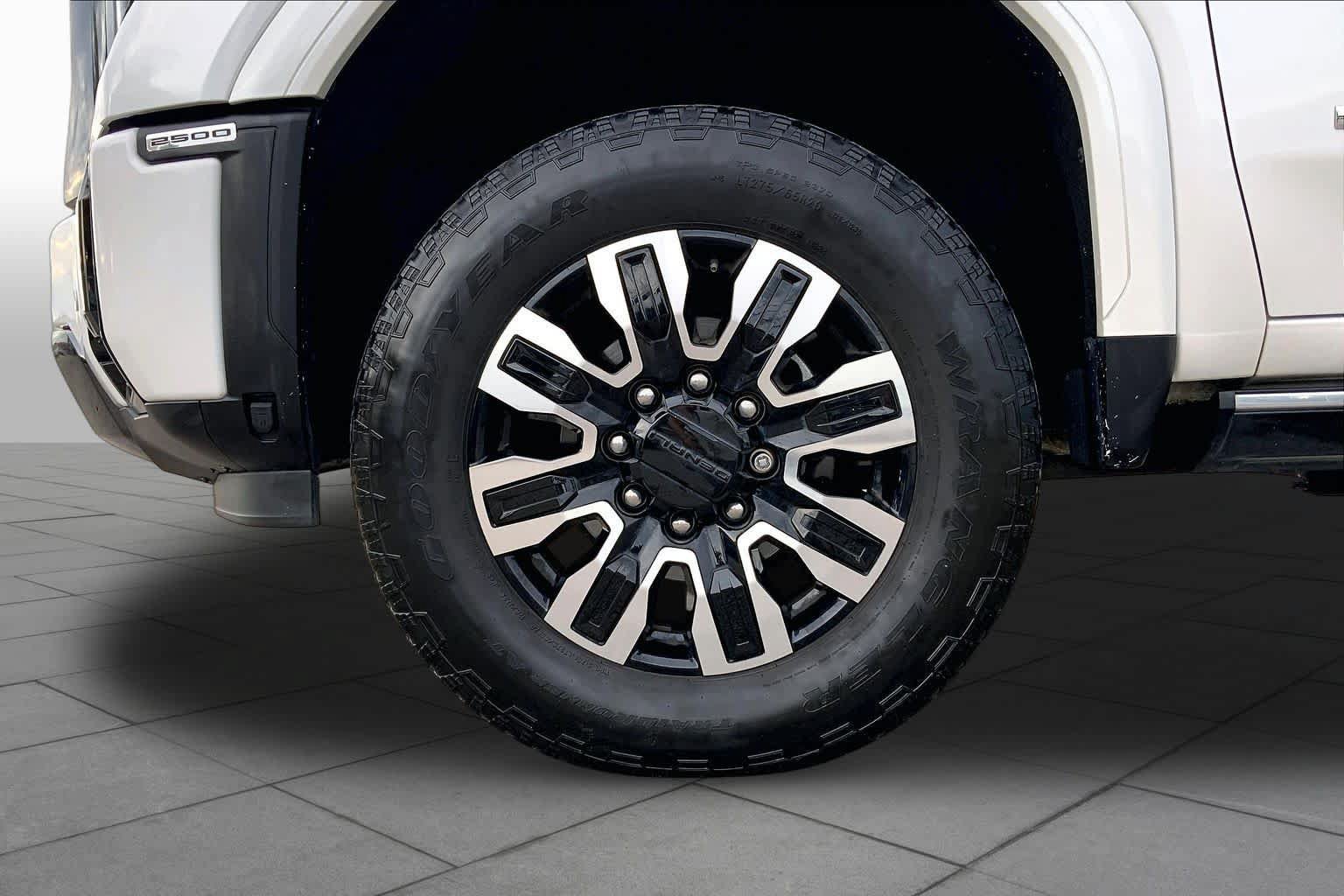 Used 2024 GMC Sierra 2500 Denali Ultimate AWD/4WD image 11