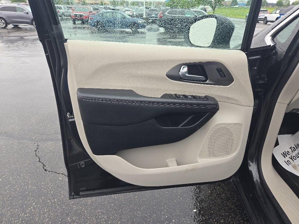 Used 2023 Chrysler Pacifica Touring-L FWD image 22