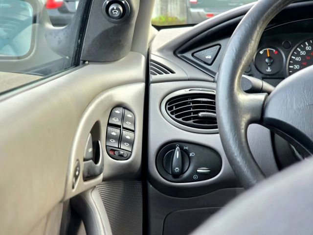 Used 2004 Ford Focus SE image 15