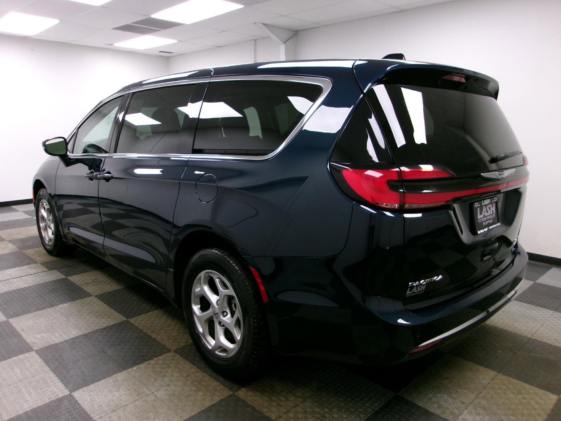 Used 2024 Chrysler Pacifica Limited image 2