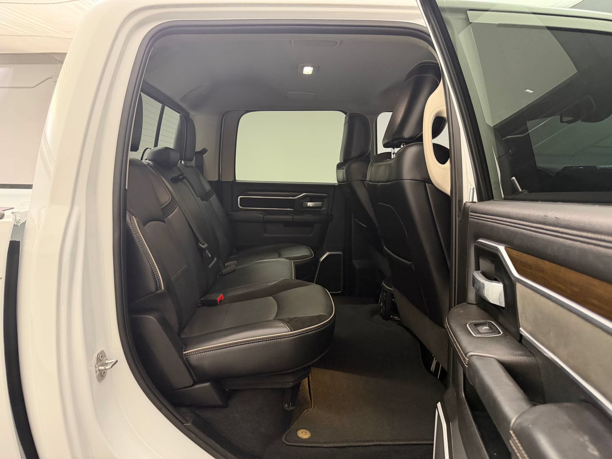 Used 2023 RAM 3500 Laramie AWD/4WD image 29