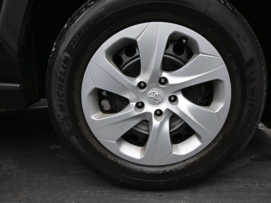 Used 2022 Toyota RAV4 LE image 10