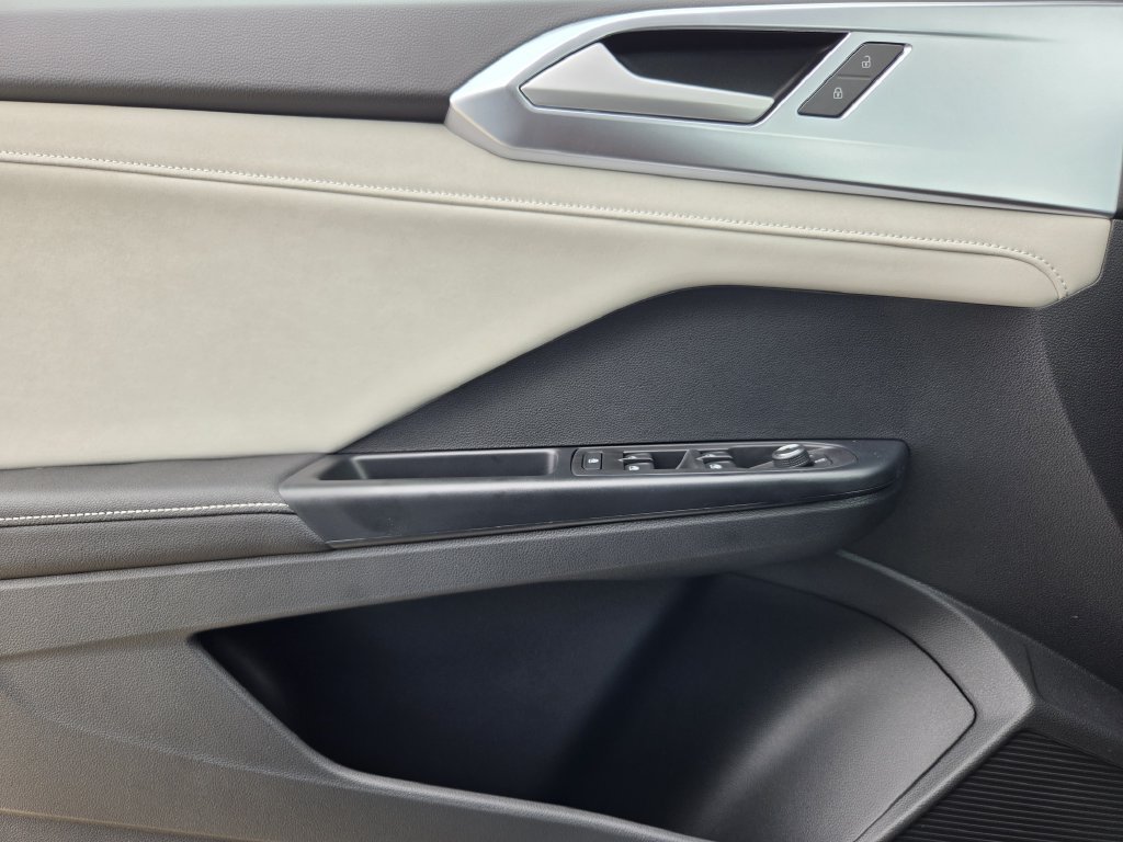New 2027 Volkswagen Taos SE FWD image 19