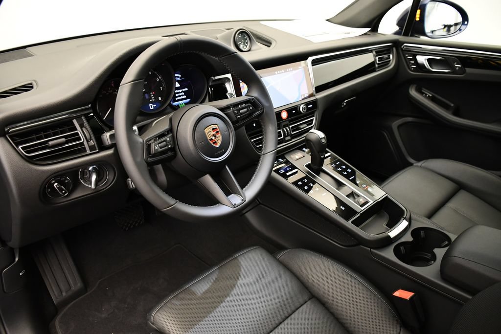 Certified 2026 Porsche Macan AWD/4WD image 4