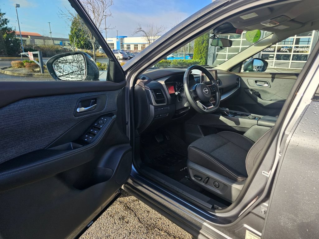 Used 2023 Nissan Rogue SV AWD/4WD image 16