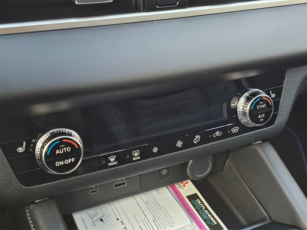 New 2025 Mitsubishi Outlander SE image 12