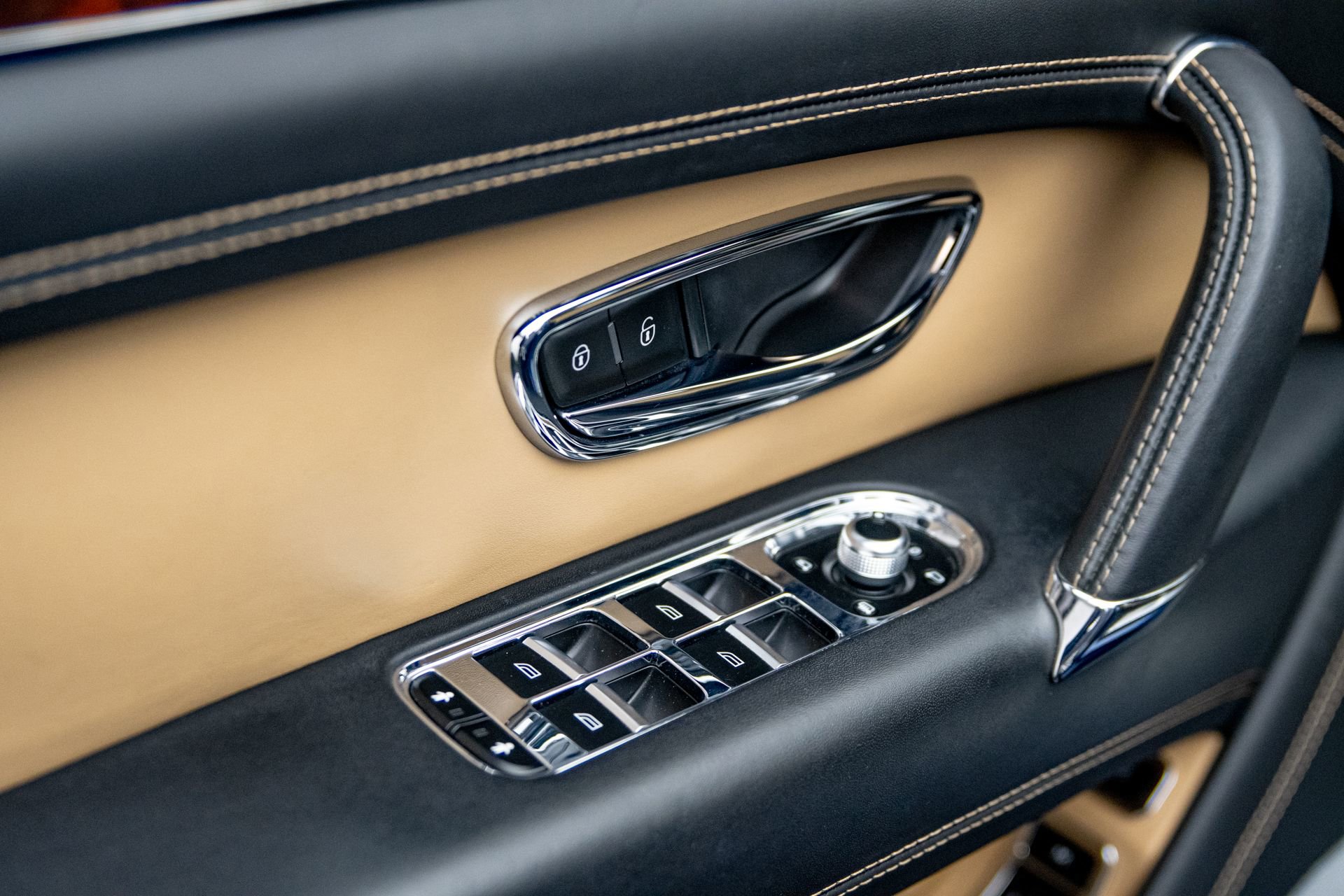 Used 2018 Bentley Bentayga Activity image 15