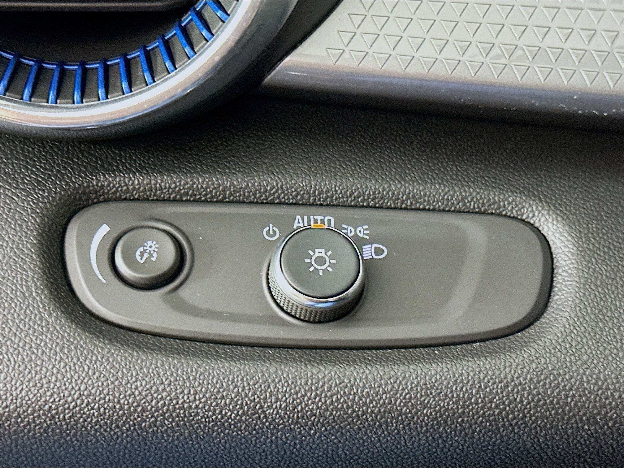 Used 2025 Chevrolet Trax LT w/ LT Convenience Package image 16