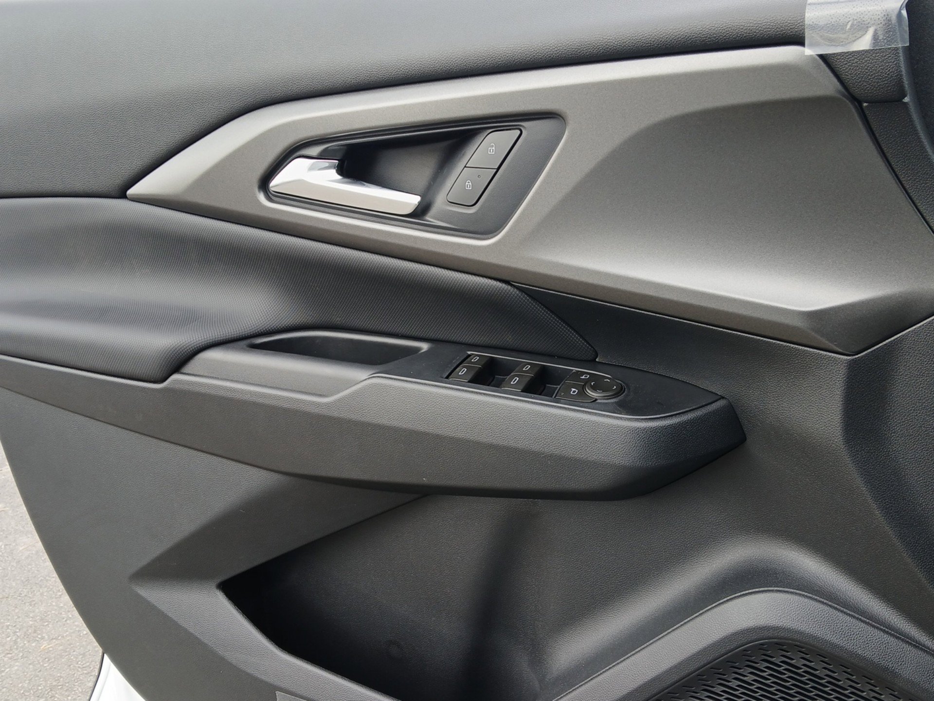 New 2026 Chevrolet Equinox EV LT image 16