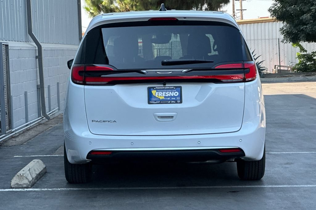 New 2027 Chrysler Pacifica Select FWD image 5
