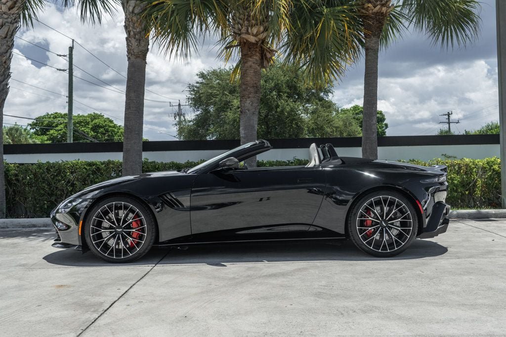 Used 2022 Aston Martin V8 Vantage Roadster RWD image 3