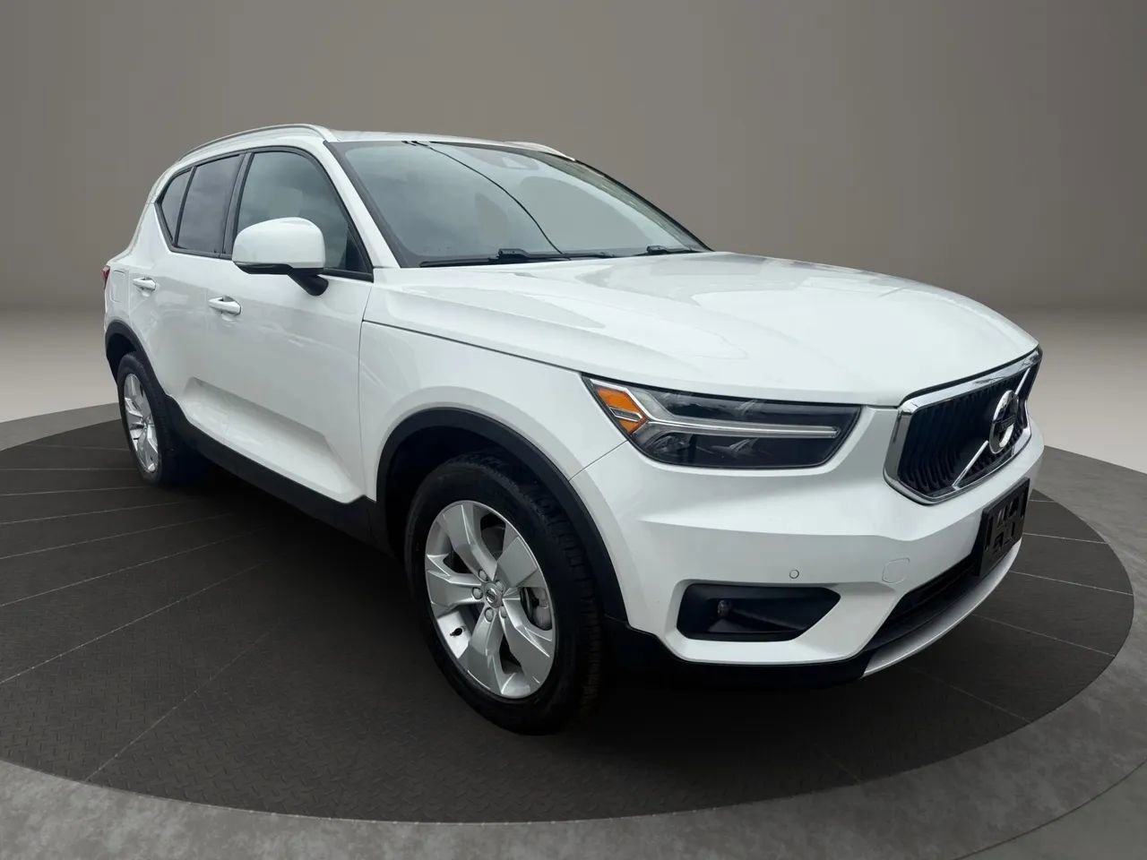 Used 2022 Volvo XC40 T5 Momentum image 3