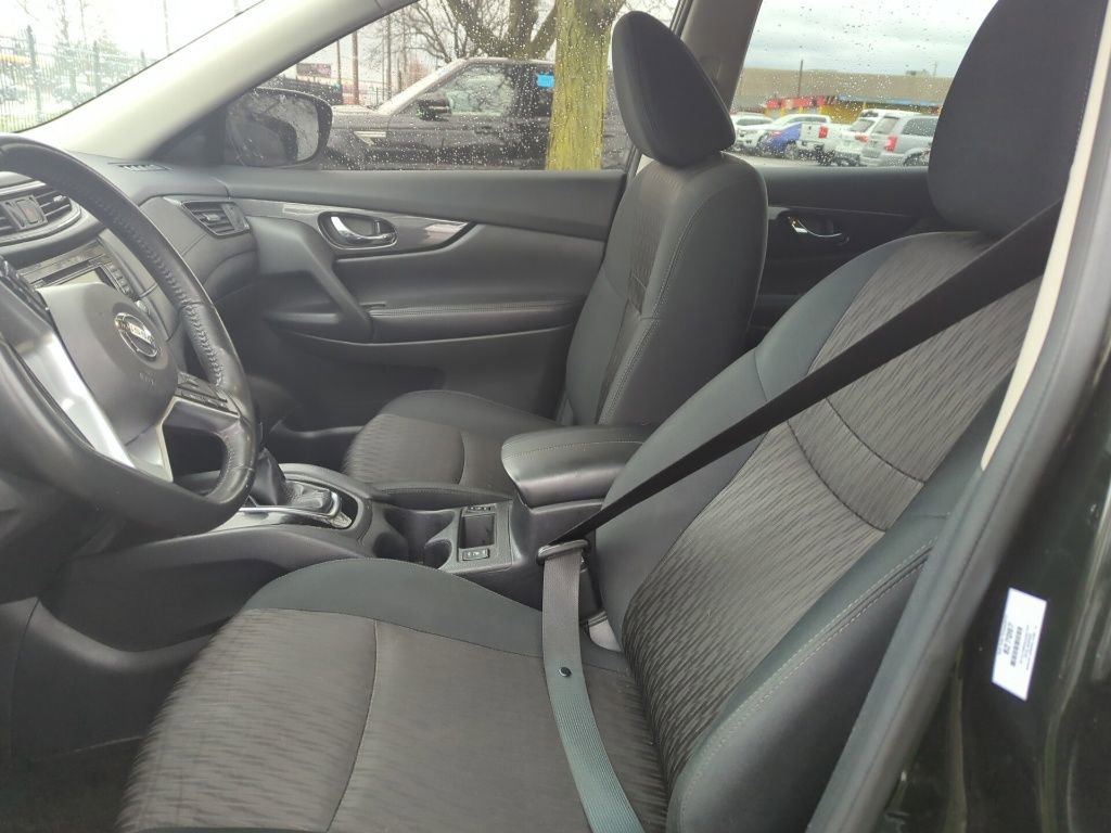 Used 2018 Nissan Rogue SV image 6