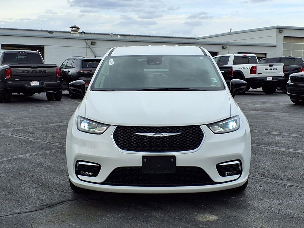 Used 2024 Chrysler Pacifica Select image 32
